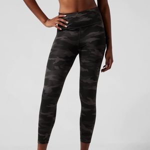 NWT Athleta Ultimate Stash Camo black 7/8 Small